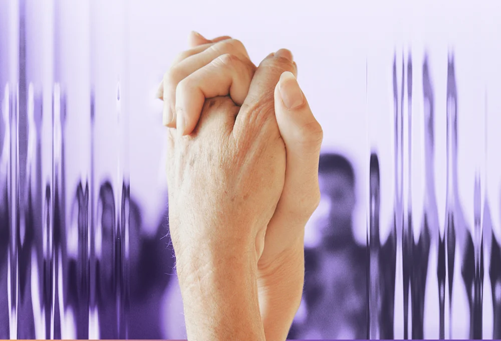 Duas mãos entrelaçadas, com o tratamento de rastro vertical da marca Neuronno