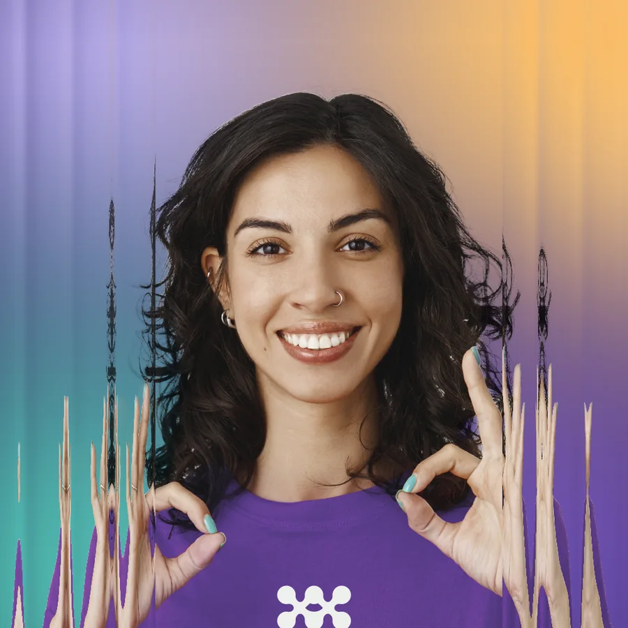Mulher sorrindo, de camiseta roxa com o monograma da Neuronno, fazendo sinal de tudo certo com as mãos